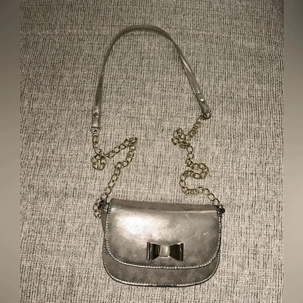 😍metallic toned purse with metal chain